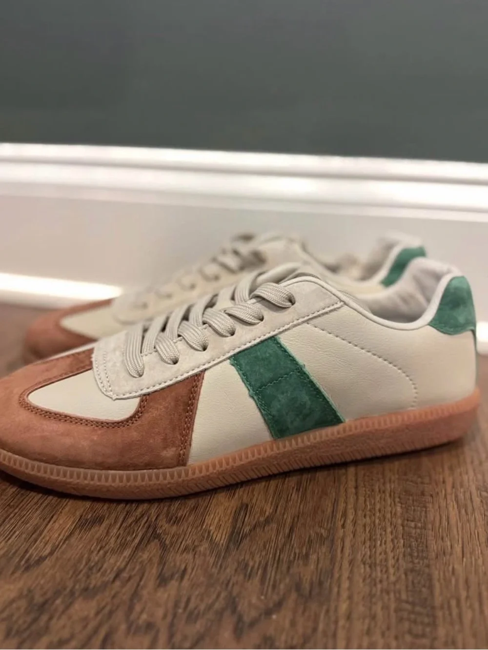 Women’s Beige & Green Low-Top Leather Sneaker